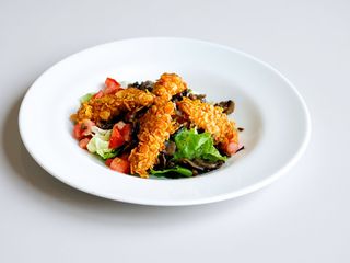 Salată cu crispy de pui si dressing de usturoi