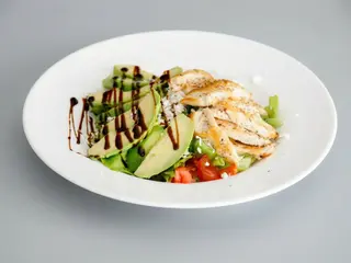 Salată cu avocado și pui