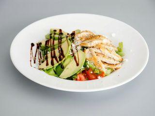 Salată cu avocado și pui