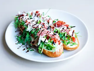 Baghetă cu prosciutto și rucola