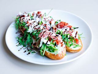 Baghetă cu prosciutto și rucola