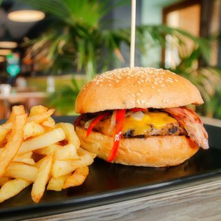 Burger de vită cu sos bbq