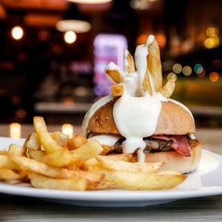 Burger de vită cu sos cheddar