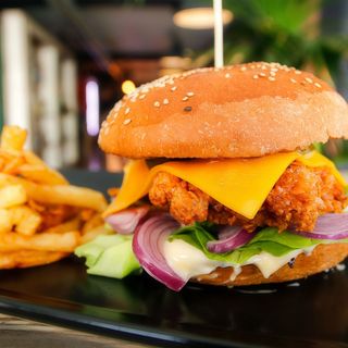 Burger cu pulpă de pui crispy picant