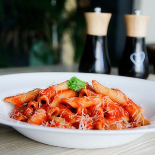 Paste cu sos de roșii, busuioc și parmesan