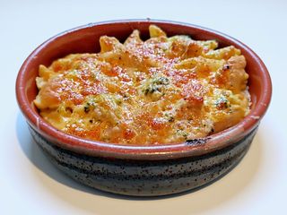 Paste gratinate cu broccoli si pui