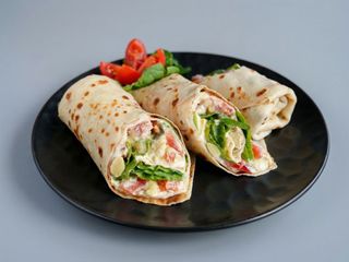 Clătită cu humus picant, avocado, roșii, baby spanac