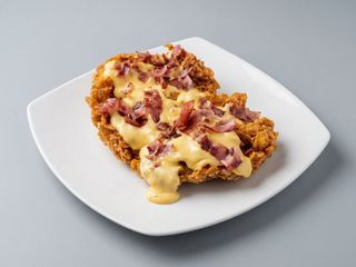 NOU! Șnitel crispy cu ceddar și bacon