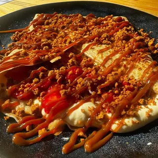 NOU!Clatita cu mascarpone, crumble, capsuni, caramel