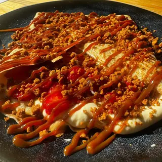 NOU!Clatita cu mascarpone, crumble, capsuni, caramel