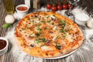 Pizza cu fructe de mare (medie)