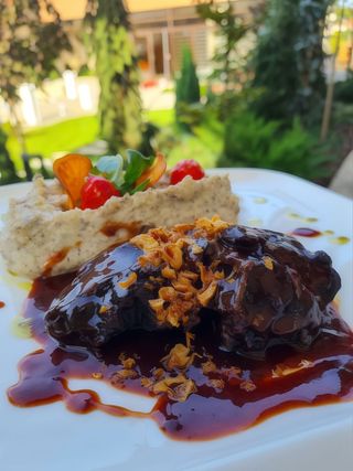 Falcute de vită cu piure de cartofi cu trufe si sos demiglace