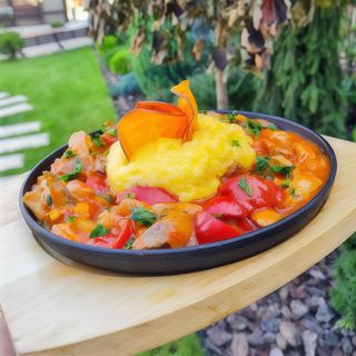 Tigaie picantă cu mamaliga