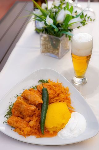 Sărmăluțe în foi de varză cu carne de porc tăiată la satâr