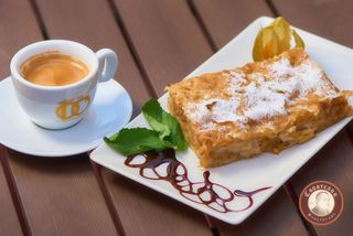 Plăcintă de casă cu mere, stafide și scorțișoară