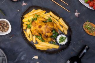 Coquelet cu cartofi pai si mujdei Alexo