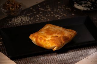 Placinta dobrogeana cu branza sarata