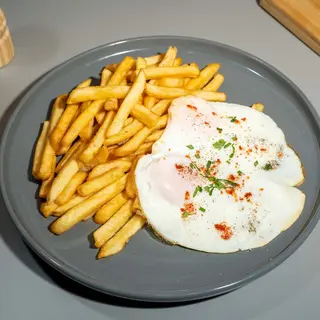 Cartofi prăjiți cu ochiuri