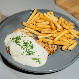 Piept de pui cu sos de gorgonzola si cartofi prajiti