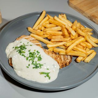 Piept de pui cu sos de gorgonzola si cartofi prajiti