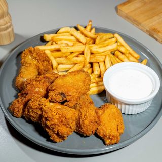 Aripioare si cartofi prajiti