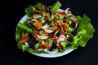 Salată Caesar cu piept de pui