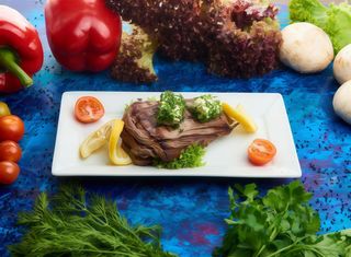 Muşchi de vita in prosciutto cu sos de piper verde