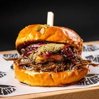 Pulled Beef Burger-Burger din Carne de vita facuta franjuri