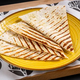Crispy tortilla with chimichury-lipie prajita cu sos chimichurry