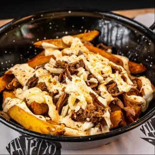 Loaded Fries Pulled Beef Chedar-Cartofi prajti cu carne de vita facuta franjuri si sos chedar