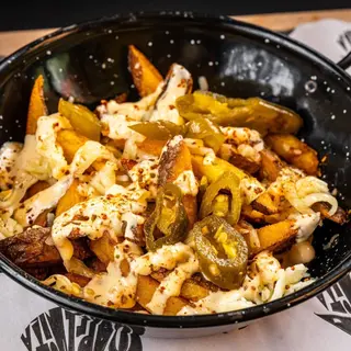 Chilly Cheese Fries-Cartofi prajiti cu sos chedar si jalapenos