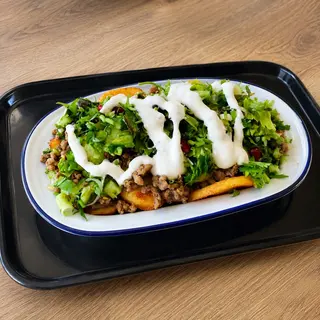 Loaded Fries Chicken Avocado-Cartofi prajiti cu carne de pui si sos avocado