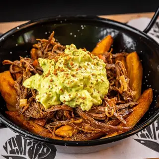Loaded Fries Pulled Beef Avocado-Cartofi prajiti cu carne de vita si sos avocado