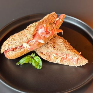 Spanish tostada con jamon