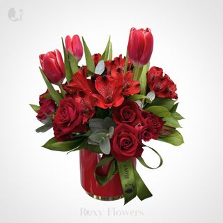 Aranjament floral cu lalele și alstroemeria