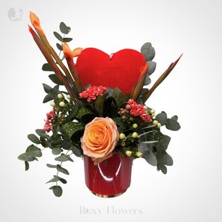 Aranjament floral cu iriși și trandafir