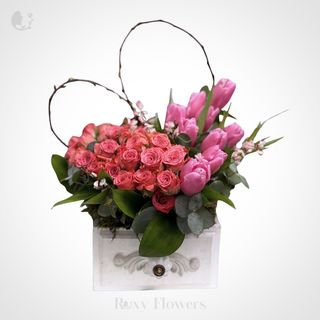 Aranjament floral cu sprayroses și lalele