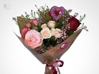 Buchet floral cu trandafiri și sprayroses