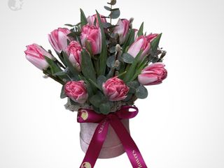 Aranjament floral cu lalele și eucalipt