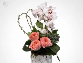 Aranjament floral cu trandafiri și cymbidium