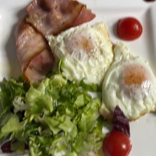 Ochiuri cu bacon si salata