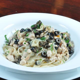 Tagliatele cu pui și măsline