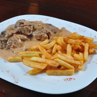 Ficăței de pui roze cu sos de vin și cartofi prăjiți