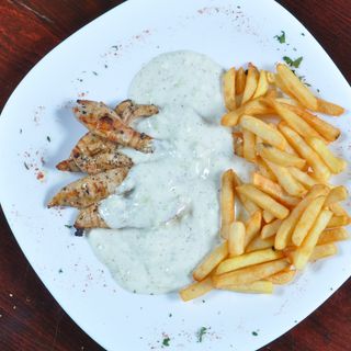 Piept de pui cu sos tzatziki si cartofi prajiti