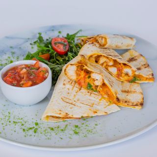 Quesadilla cu salsa de roșii