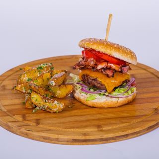 Burger de vită cu cartofi rustici