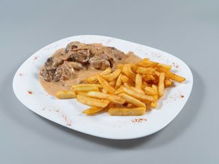 Ficăței de pui roze cu sos de vin și cartofi prăjiți