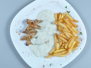 Piept de pui cu sos tzatziki si cartofi prajiti