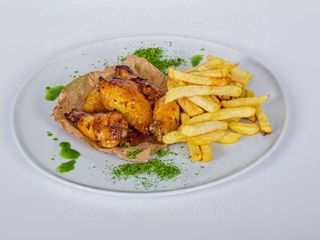 Aripioare de pui cu sos sweet chilli și cartofi prăjiți