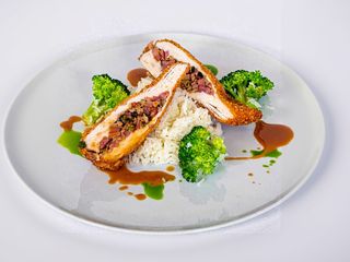 Piept de pui, crustă de panko, orez basmatic,ulei de susan și broccoli